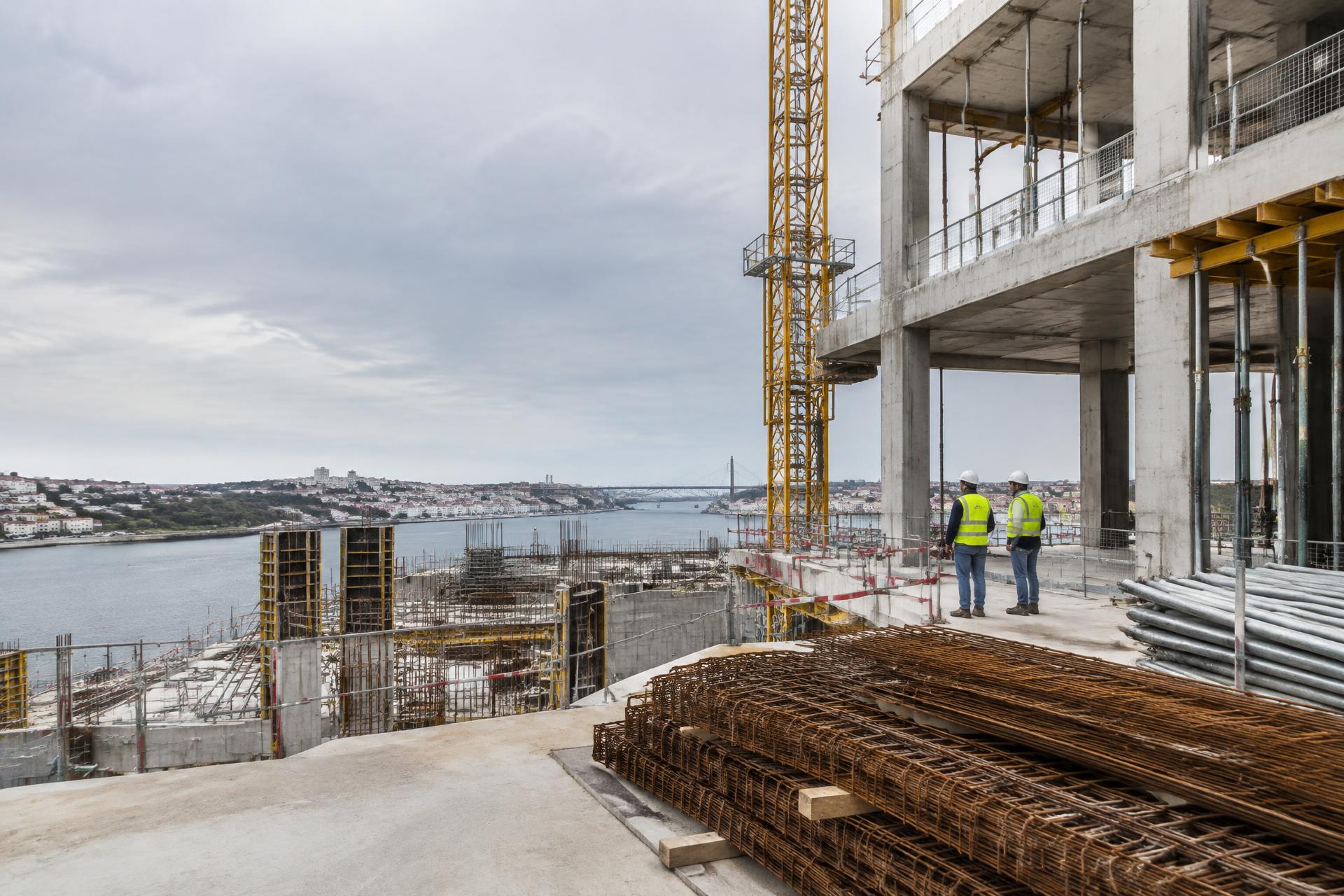 Estrutura em construção com profissionais em obra